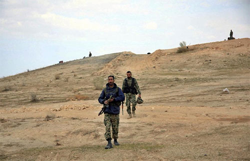 Militantes de grupos armados desertan y se unen al Ejército sirio Militantes de grupos armados desertan y se unen al Ejército sirio
